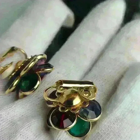 1/$59Vintage colorful crystal rhinestones flower clip on earrings in Gold-ton… - Picture 12 of 17